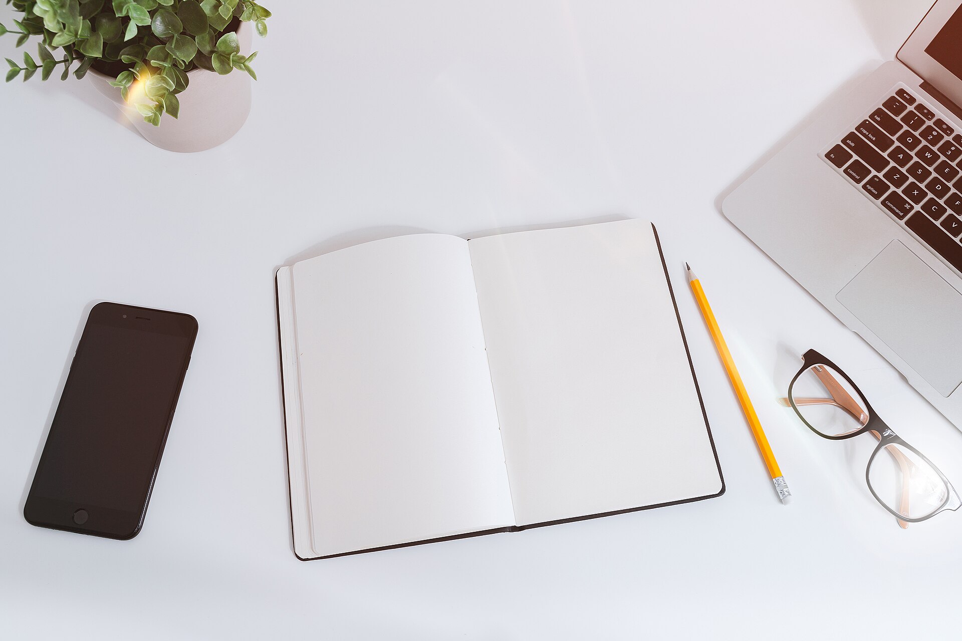 Choosing an affiliate marketing niche: workspace with notes, smartphone and laptop