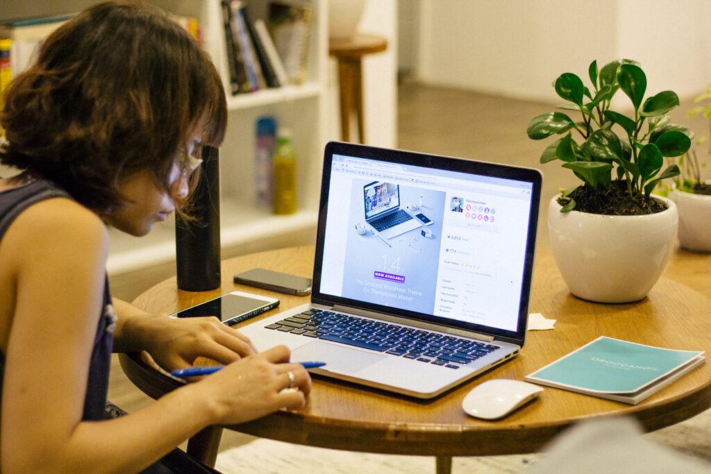 Wealthy Affiliate review: freelancer taking notes at a coffee table