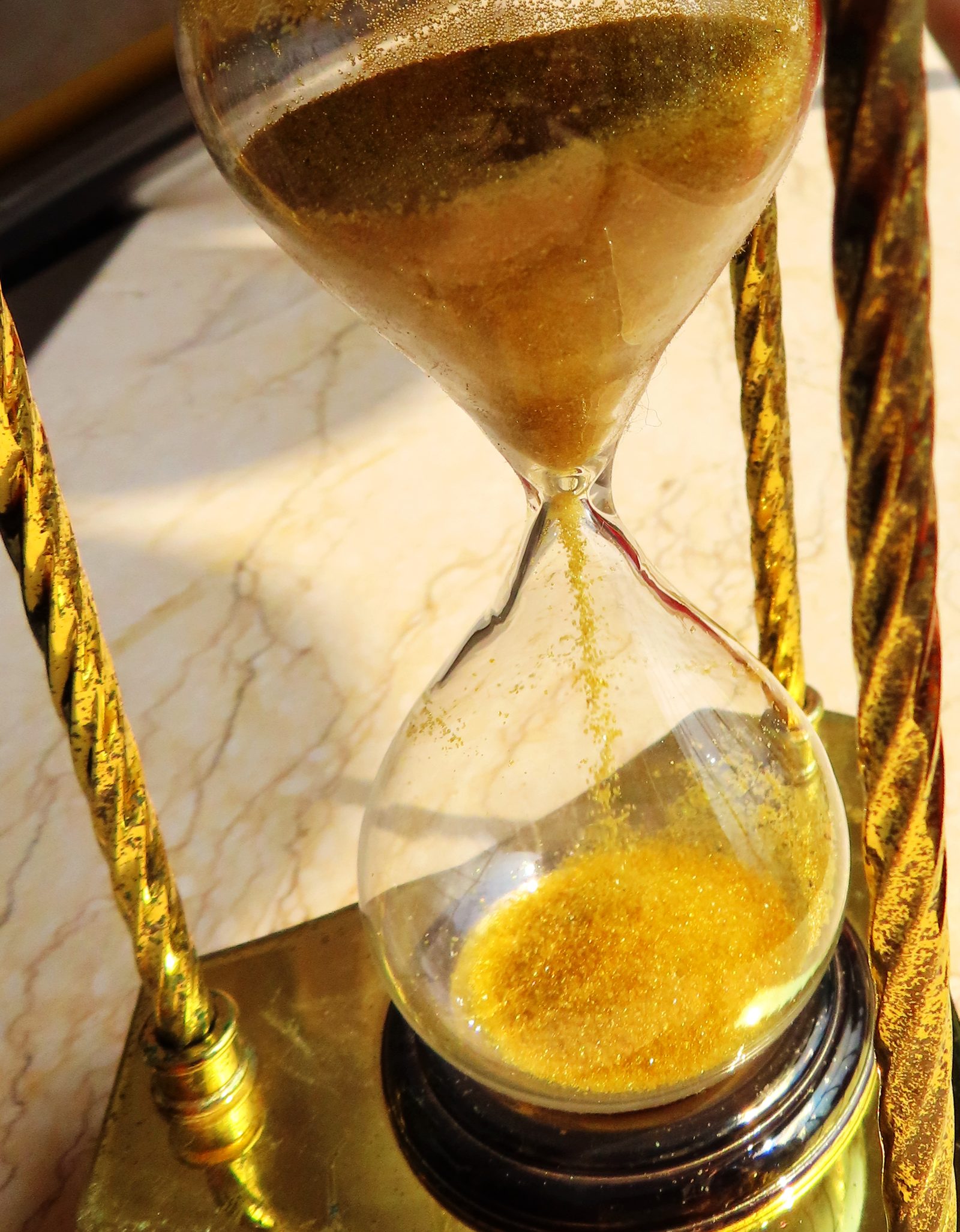 An hourglass with flowing sand symbolizing patience with affiliate results