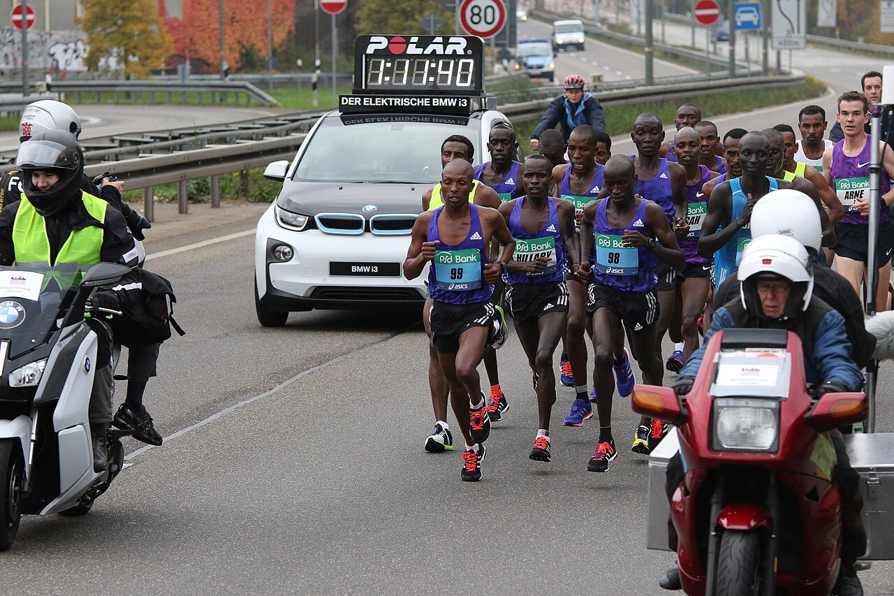 Marathon runners competing — affiliate marketing is a long race, not a sprint