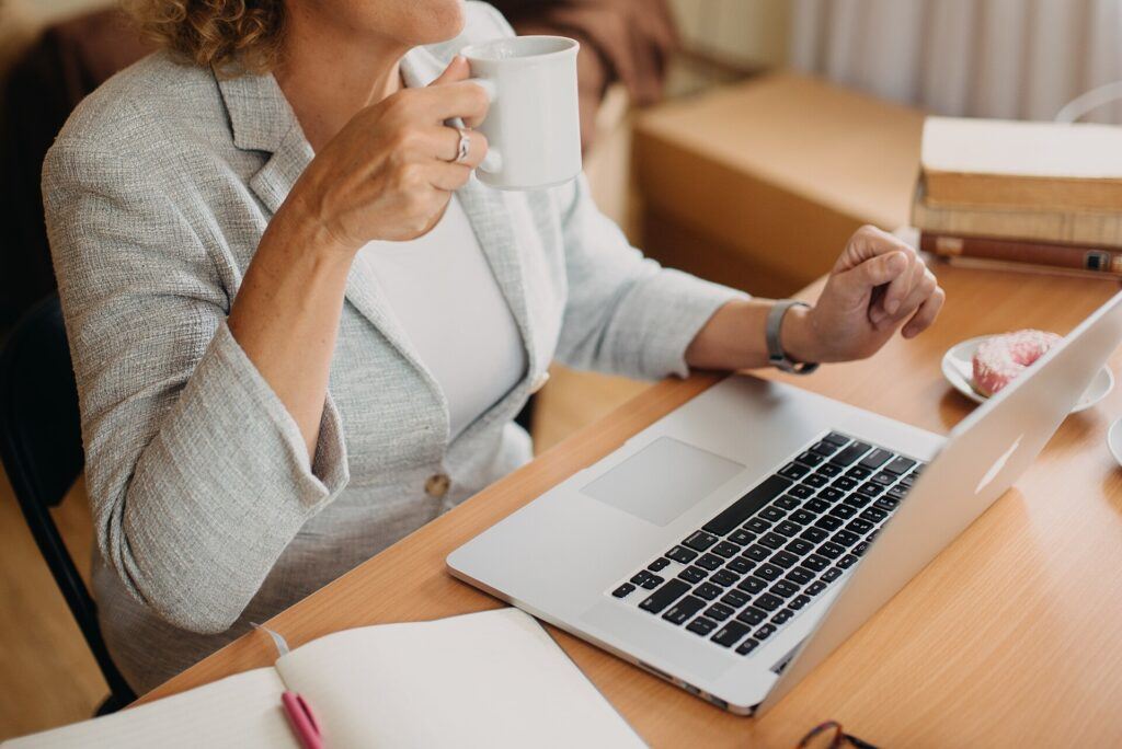 Beginner studying online marketing courses on a laptop at a desk